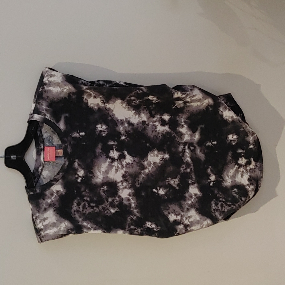 Paisley Sky Maternity tee l Size Medium l tie dye, shoulder pads